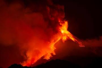 Volcán Etna entró en erupción y los vuelos en Italia están afectados