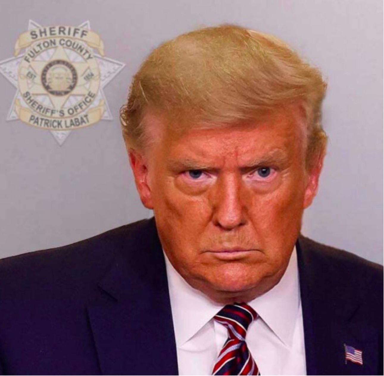 Donald Trump se presentó en una prisión de Georgia par enfrentar 13 cargos 