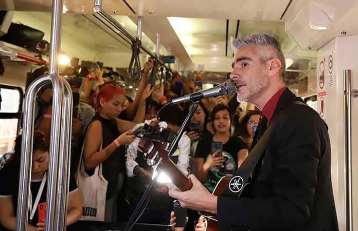 La gusana ciega sorprende a sus fans al dar un concierto en el Tren Suburbano
