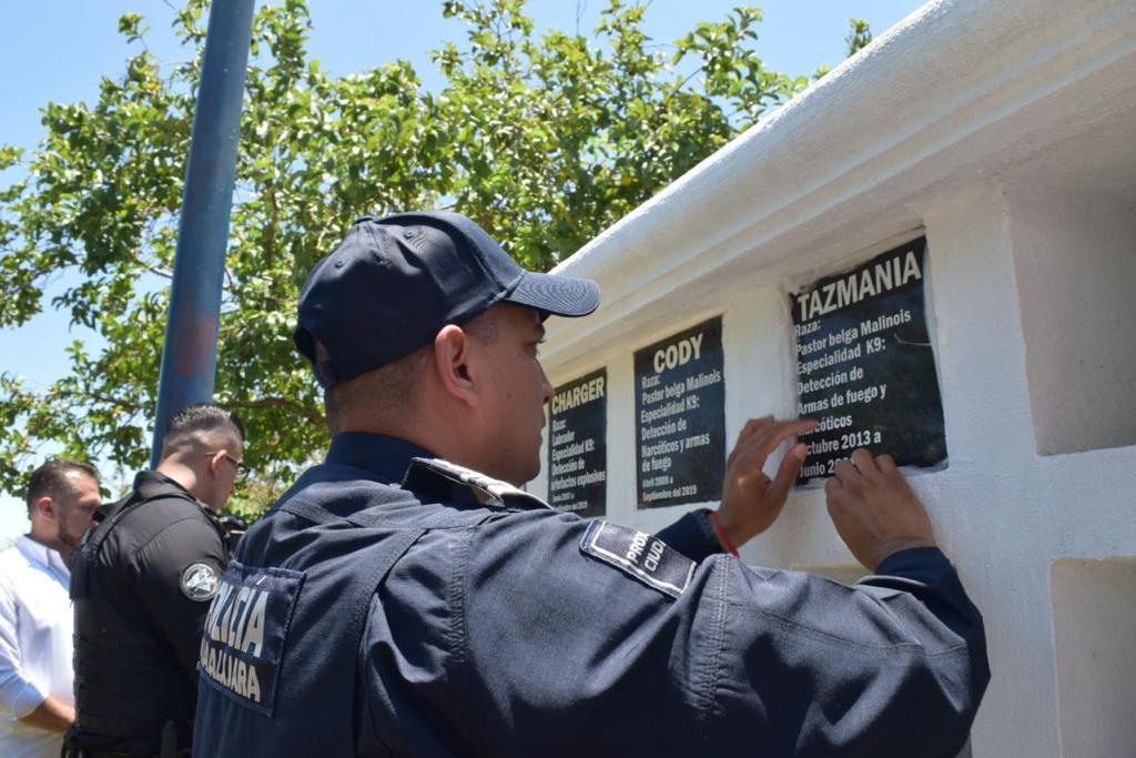 Despiden con honores a perritos policías tras cumplir servicio en la comisaría de Guadalajara