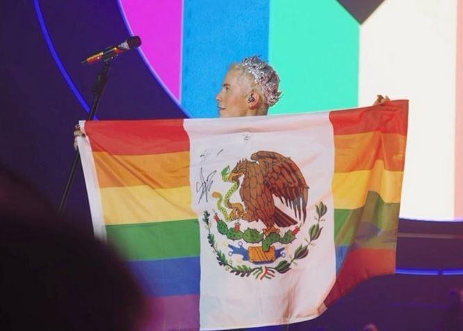 Christian Chávez podría ser multado por alterar la bandera de México