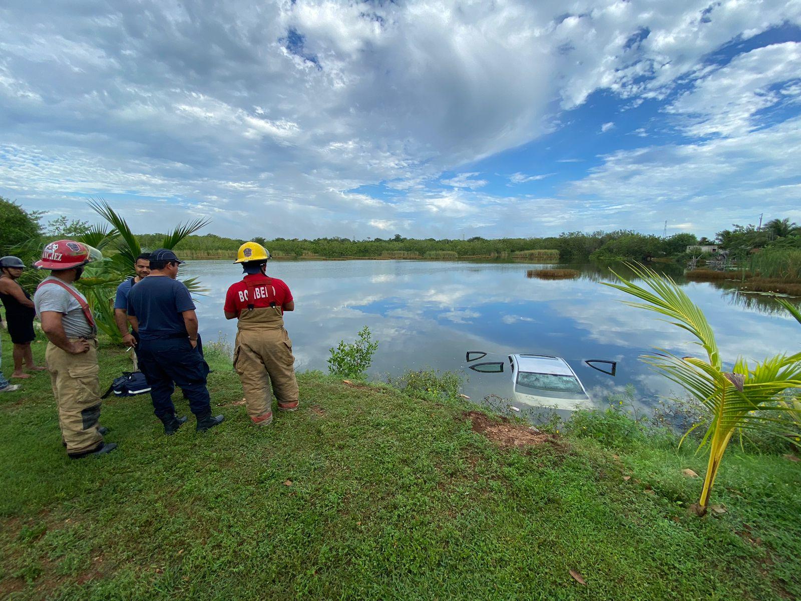 Se hunde vehículo en Chetumal