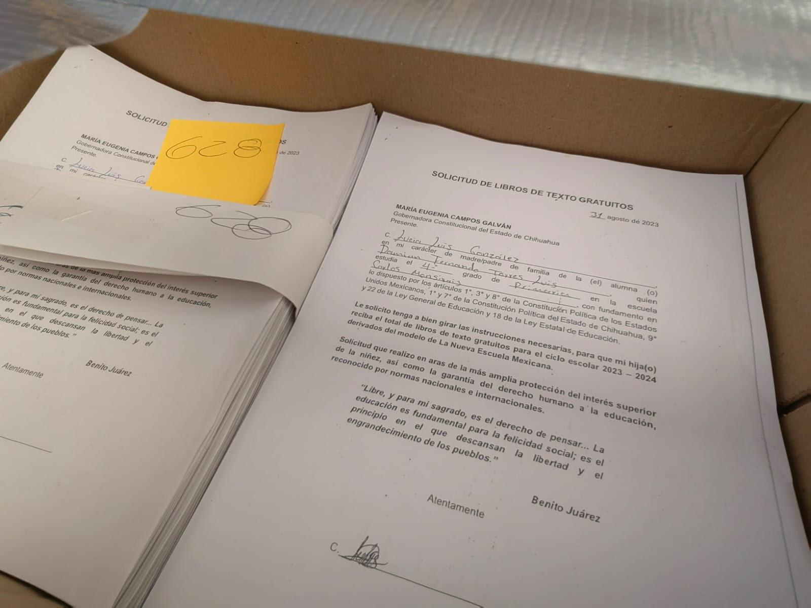 Acompañan diputados a padres de familia para entregar 100 mil firmas a la gobernadora para que entregue los libros de texto Gratuitos