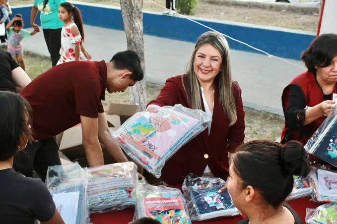 Entrega Rosana Díaz más de 300 paquetes de útiles escolares en Riva Palacio y Gran Morelos