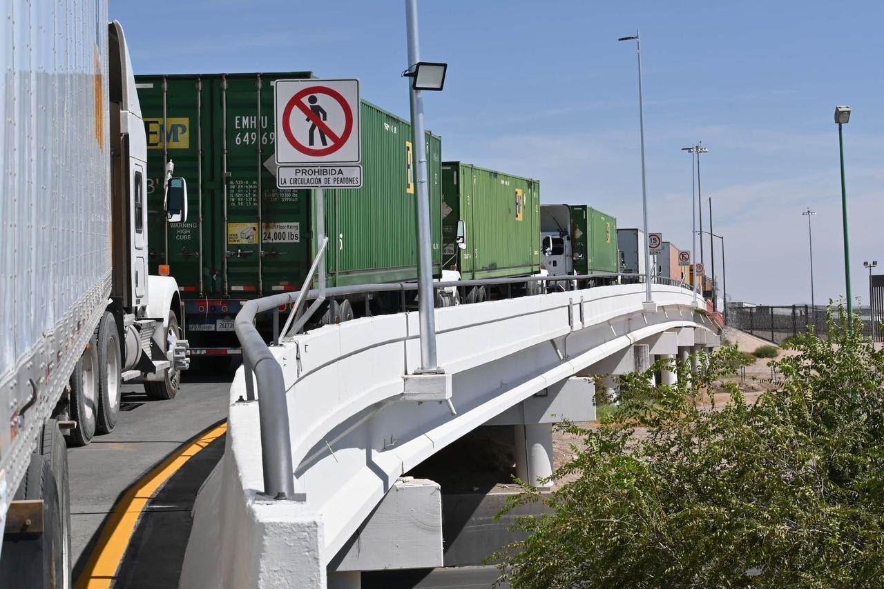 Ascienden a más de 20 mil los transportes de carga detenidos en puentes fronterizos