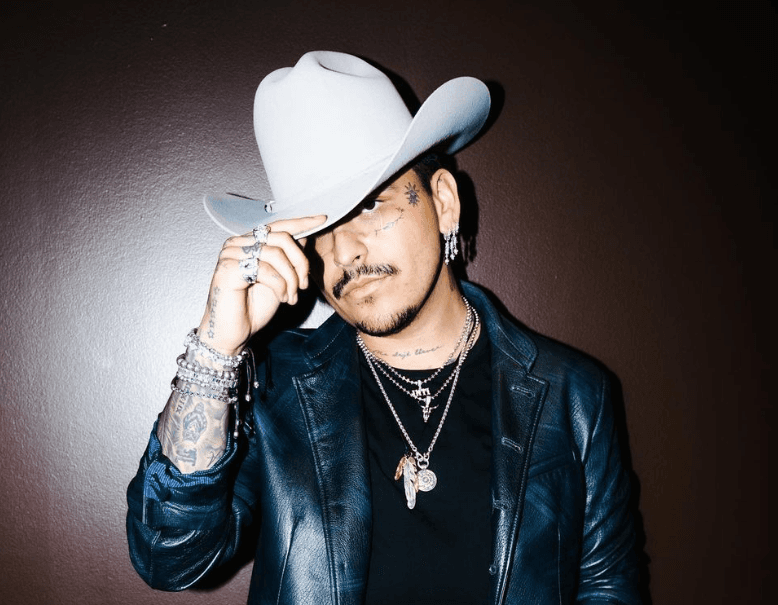 Christian Nodal ya salió del hospital 