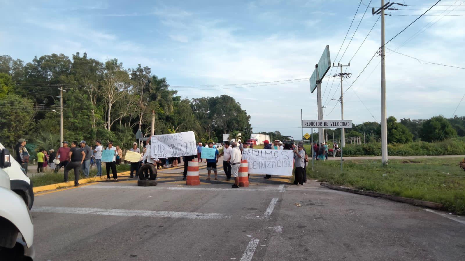 Bloquean carretera a Yucatán