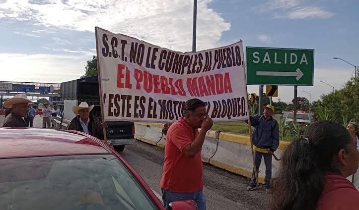 Campesinos bloquean la autopista La Pera- Cuautla