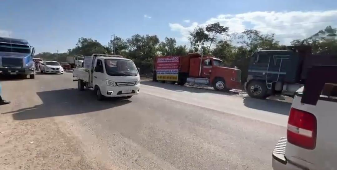 Volqueteros reabren la circulación en la vía Chetumal- Escárcega