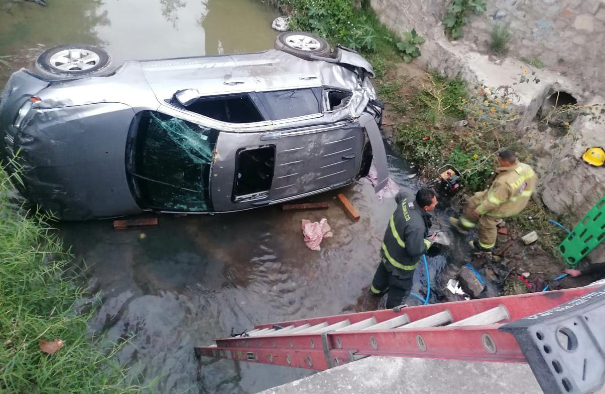 Camioneta es rescatada de un canal en Tlajomulco Jalisco