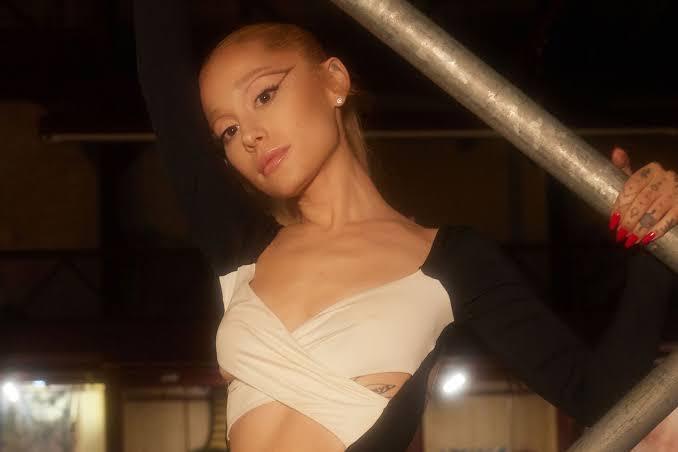 Ariana Grande lanza el sencillo “Yes, and?” 