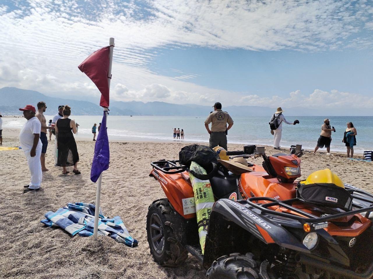 Bandera roja y morada en dos playas de Puerto Vallarta