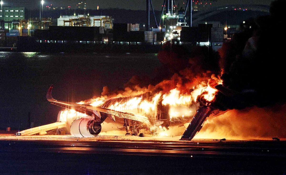 Tragedia en el aeropuerto de Tokio:  dos aviones colisionan