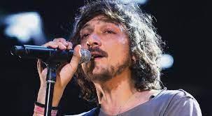 León Larregui denuncia golpes y discriminación en París 