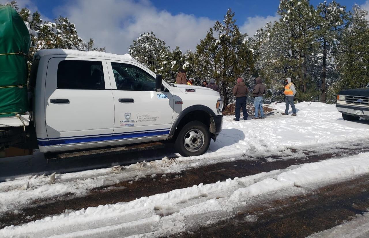 Abren tramos carreteros  tras nevadas en la Sierra Tarahumara: Protección Civil