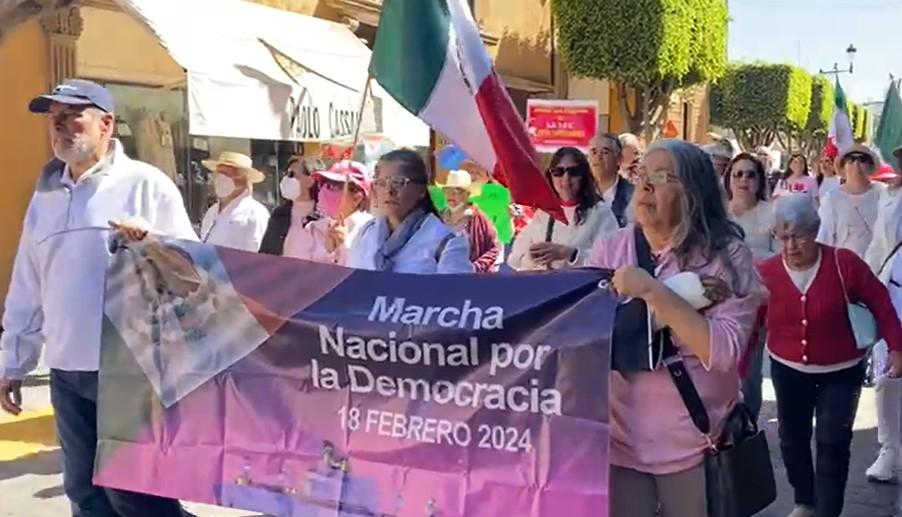 Políticos también marchan por la democracia 