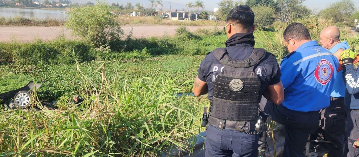Vuelca auto y se ahogan sus tripulantes en un canal de Tlajomulco en jalisco