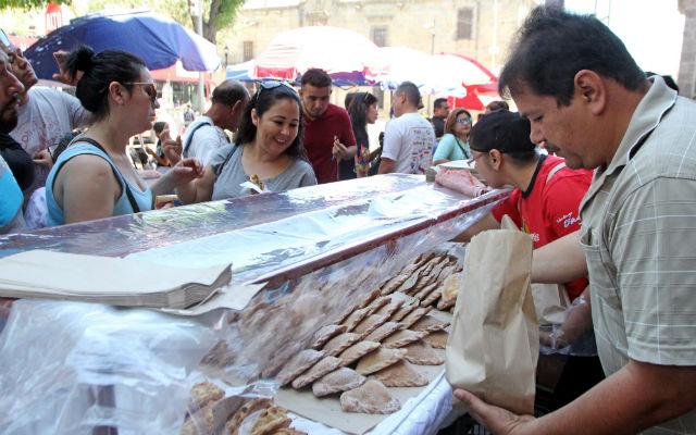 Iniciaron las celebraciones de Semana Santa y con ello la venta de empanadas en Guadalajara, Jalisco