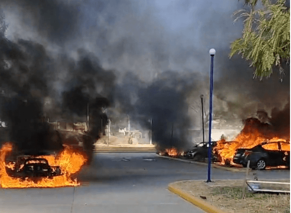 Normalistas de Ayotzinapa causan disturbios en la Fiscalía General de Guerrero