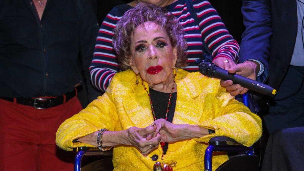 Silvia Pinal está consciente y platica con su familia desde el hospital