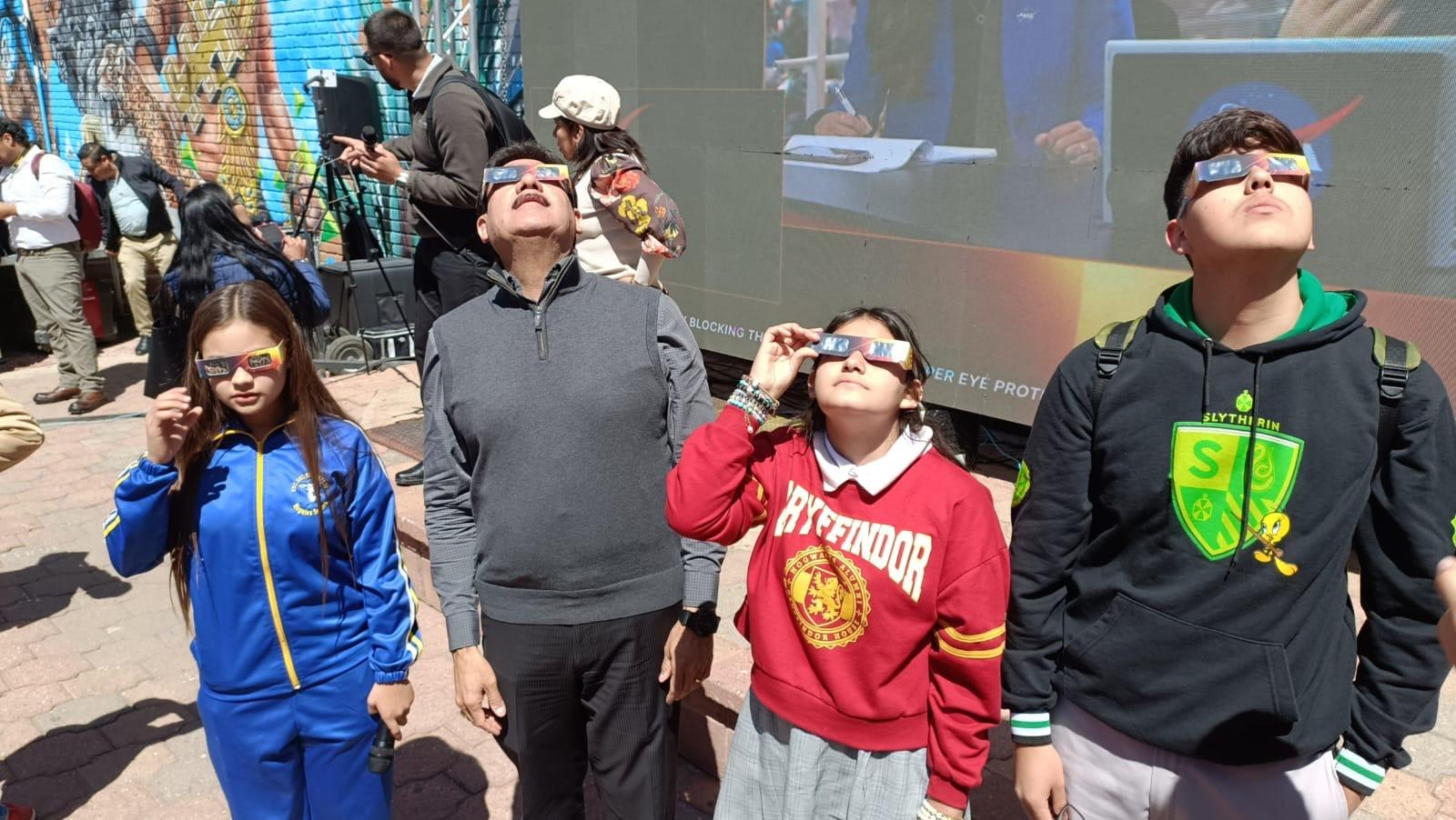 Estudiantes y autoridades disfrutan del eclipse en Nogales