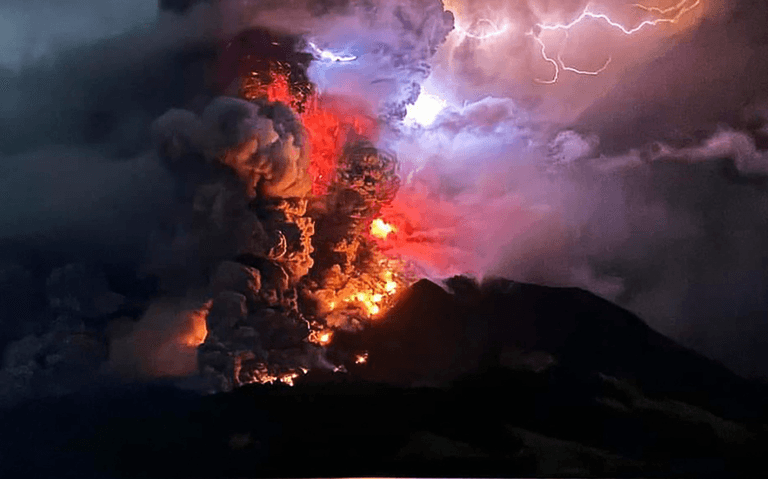 Impresionante erupción de un volcán en Indonesia