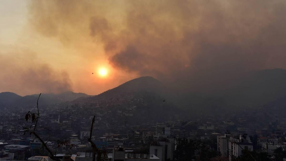 Controlan el 60% del incendio forestal de Acapulco