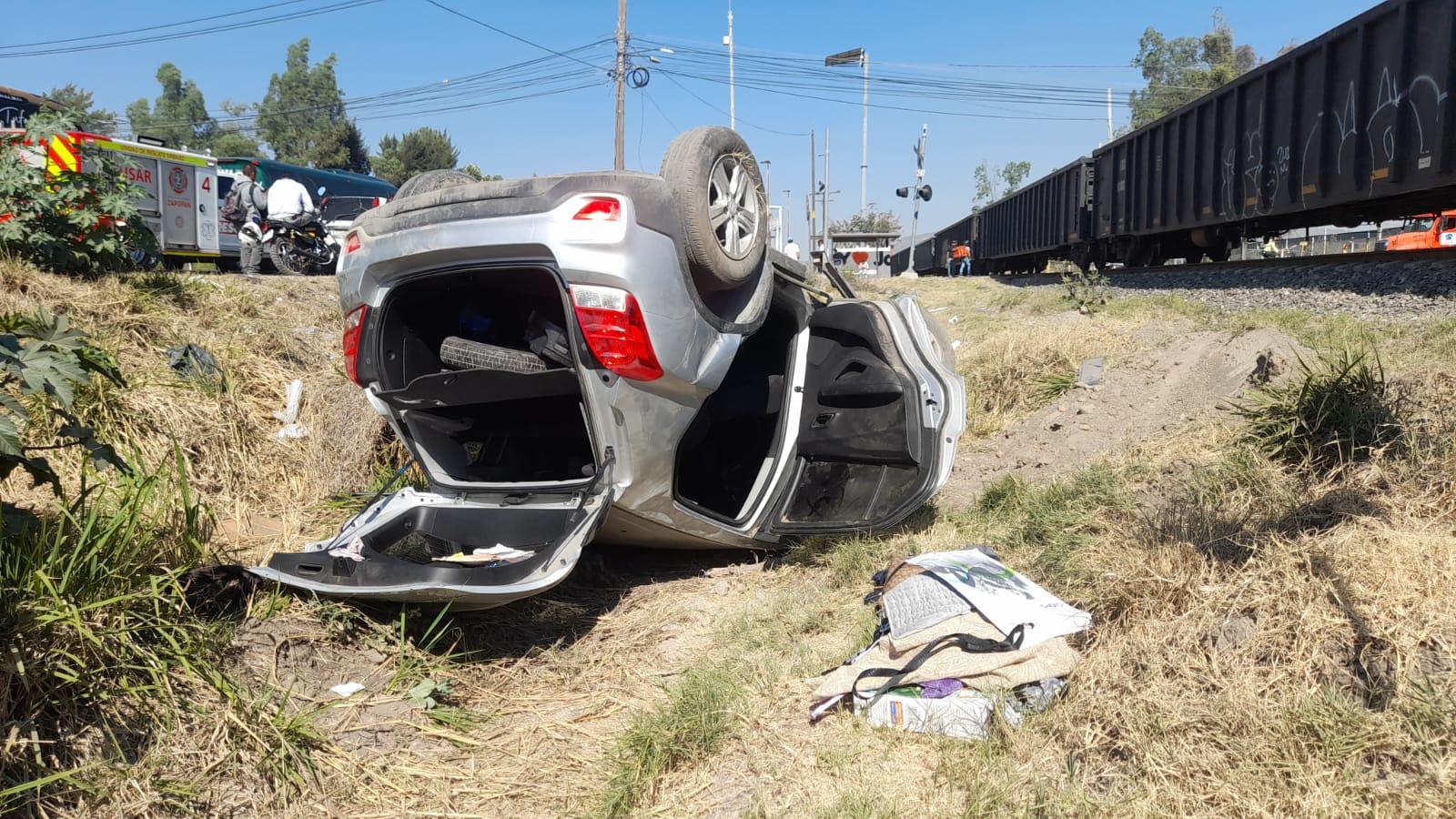 ¡De milagro! Mujer salva la vida, luego de querer ganarle el paso a un tren