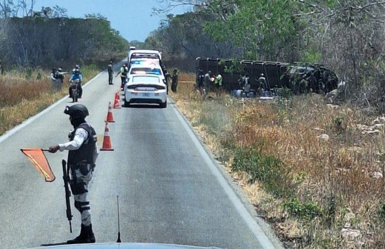 Volcadura de camión de la Sedena deja 4 heridos en Mérida