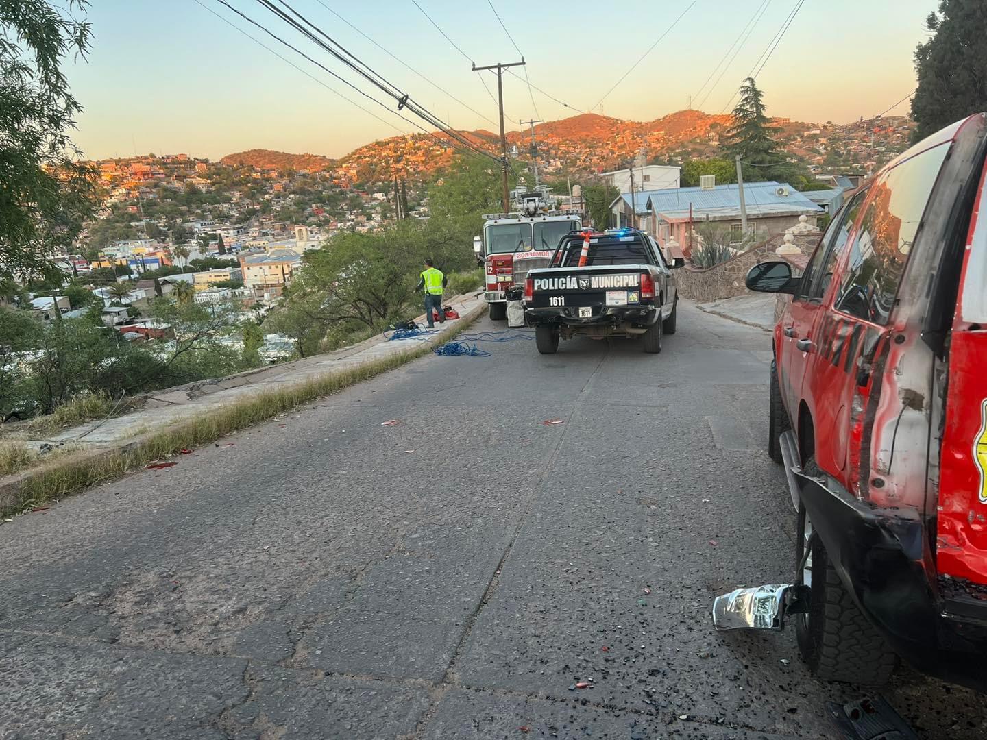 Hombre muere en accidente al caer su vehículo en el patio de una casa