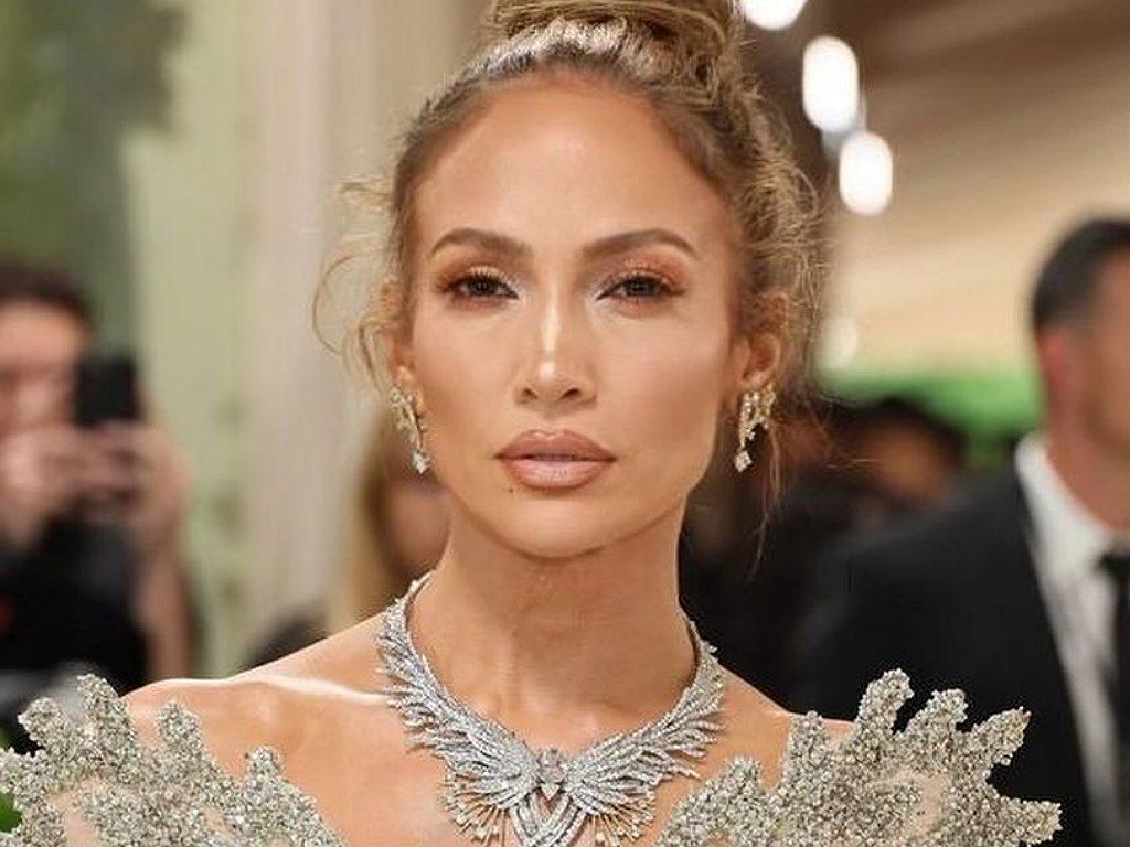 Jennifer Lopez denuncia alteración de su cara con inteligencia artificial 