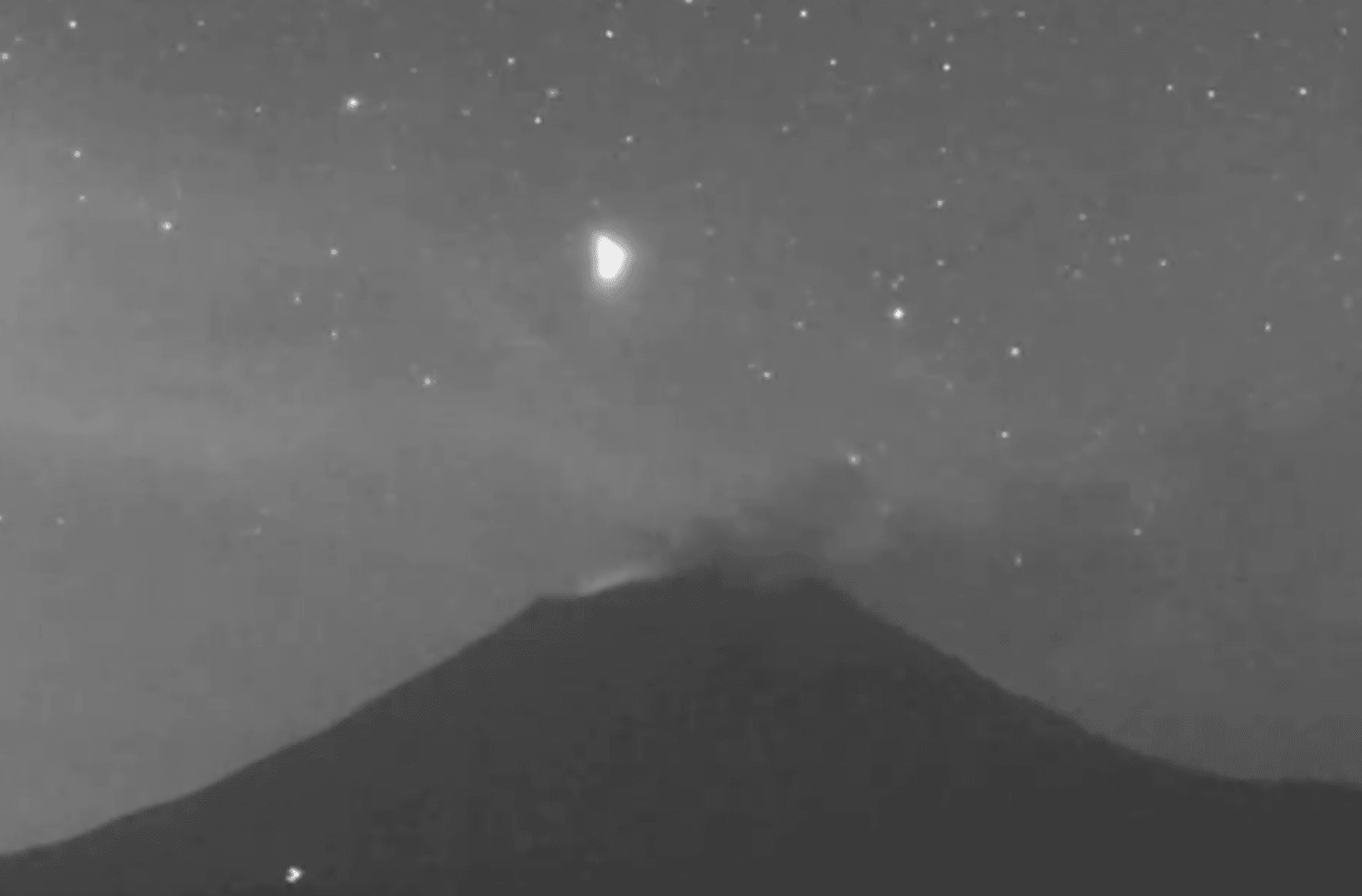 ¿Un ovni? Se registra impactante avistamiento en el volcán Popocatépetl
