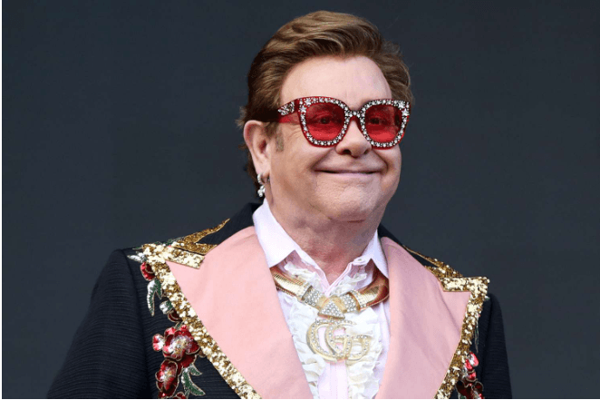 Elton John subasta su guardarropa para apoyar la lucha contra el SIDA