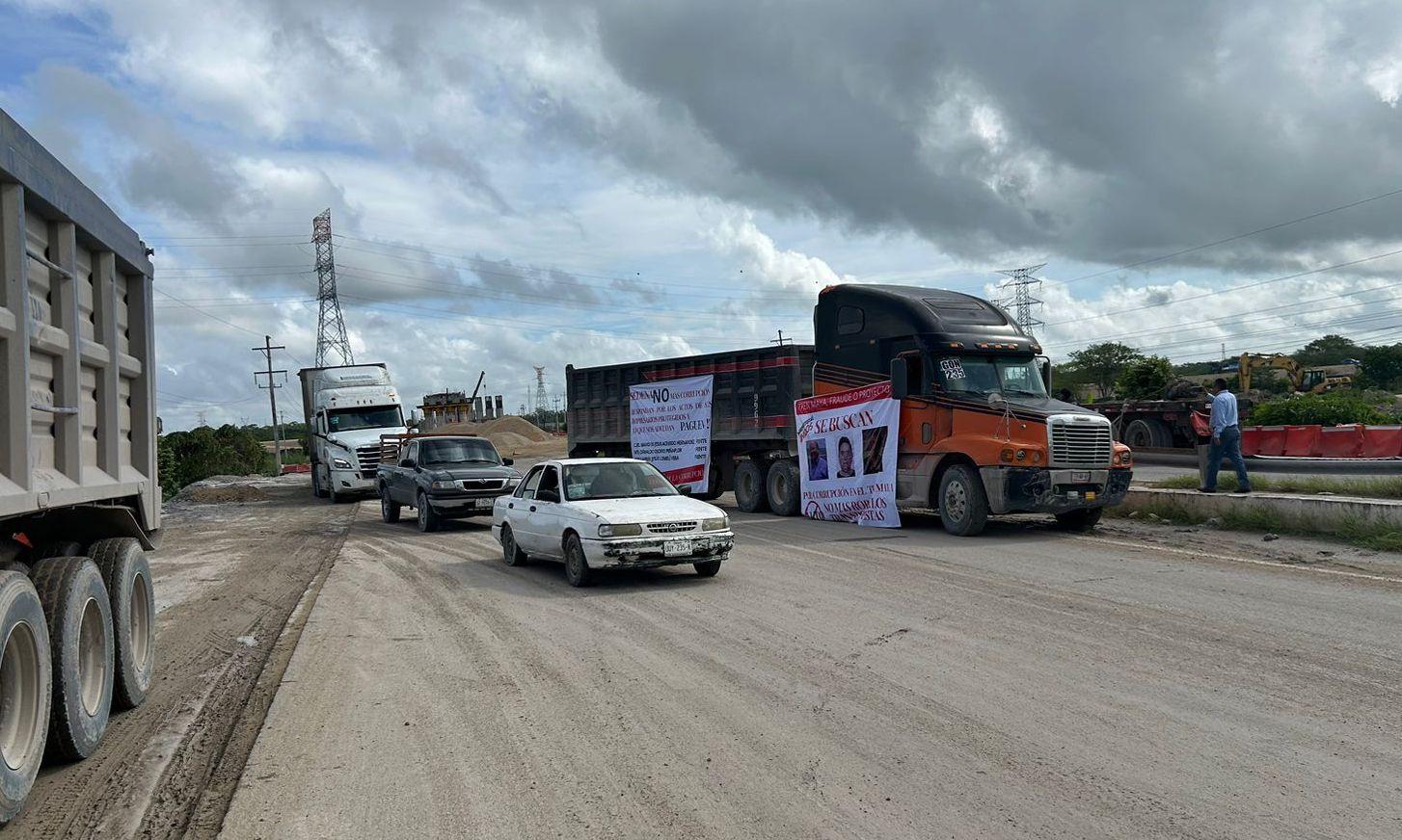 Volqueteros bloquean carreteras de Chetumal