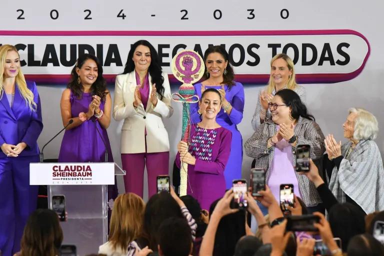Artesanas oaxaqueñas, elaboraron bastón de mando que le entregaron a Claudia Sheinbaumç