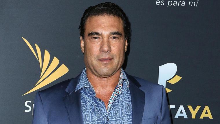 Eduardo Yáñez es acusado de robarse el celular de una reportera