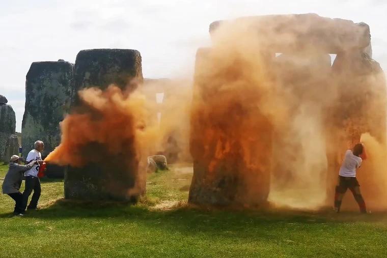 Ambientalistas dañan monumento de Stonehenge 