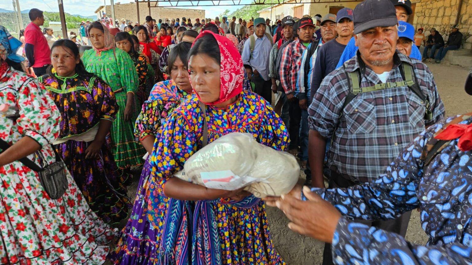 Cáritas de Chihuahua donan alimentos a habitantes de la sierra