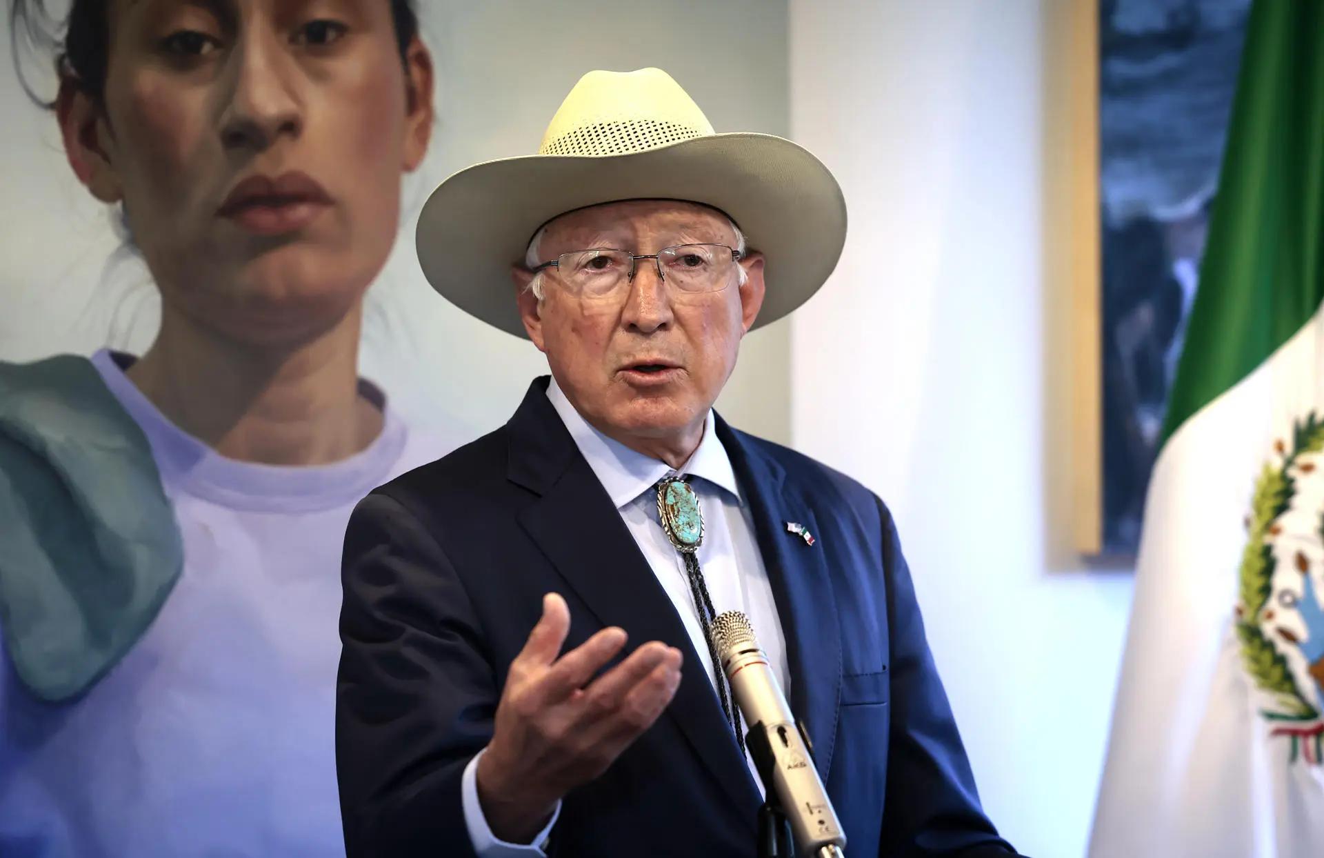 Ken Salazar pide a AMLO evitar conflictos por reforma judicial