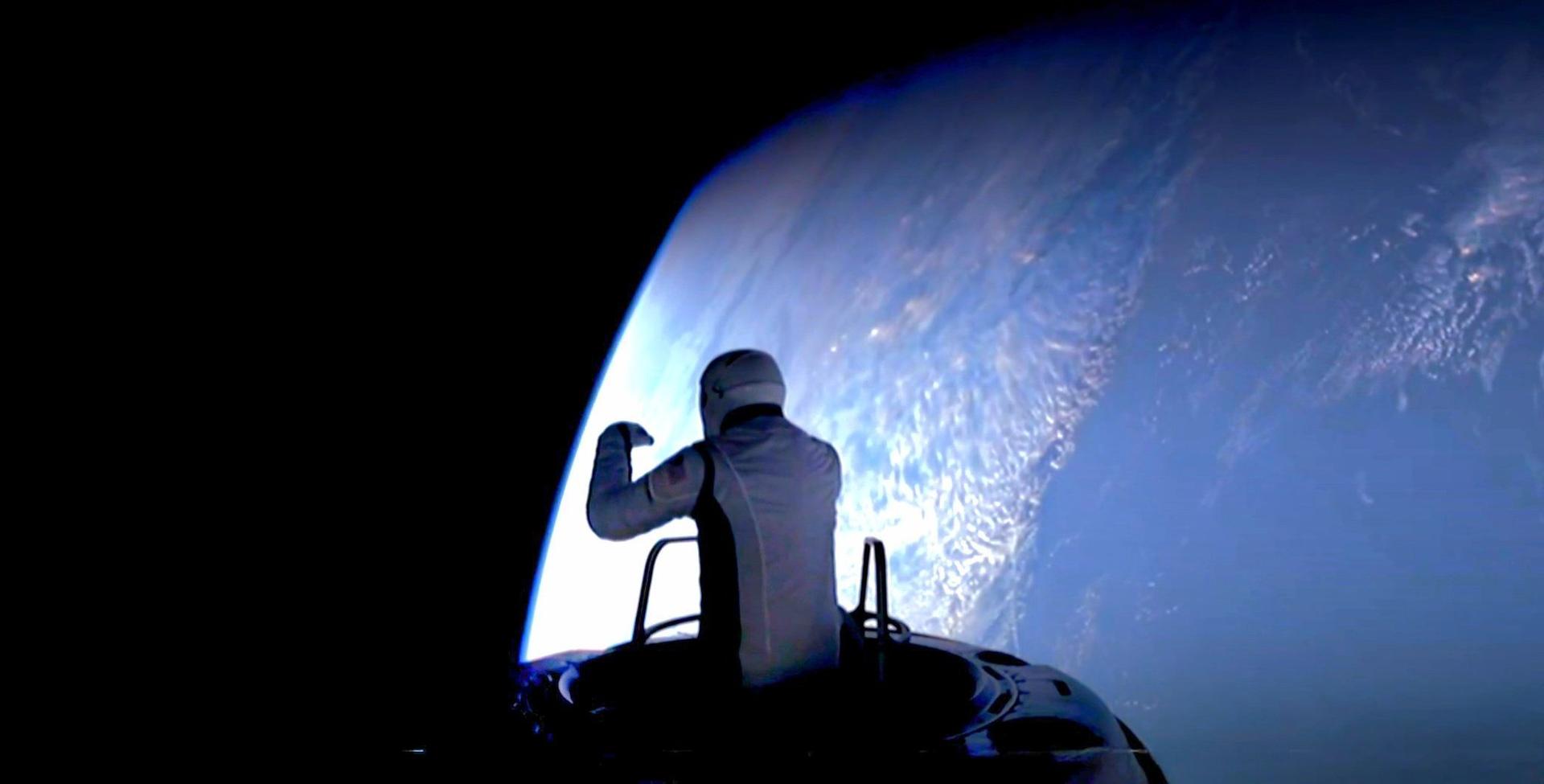 Astronautas no profesionales realizan caminata en la Luna