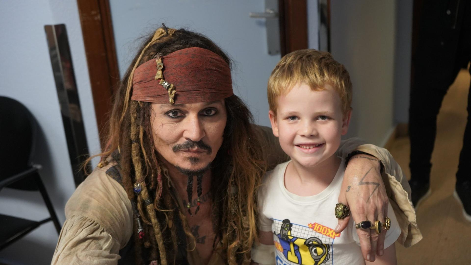 Johnny Depp vuelve a ser Jack Sparrow para visitar a niños enfermos