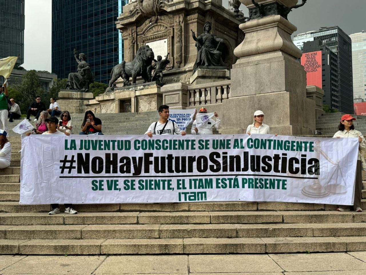 Estudiantes, maestros y abogados marchan contra la reforma al poder judicial