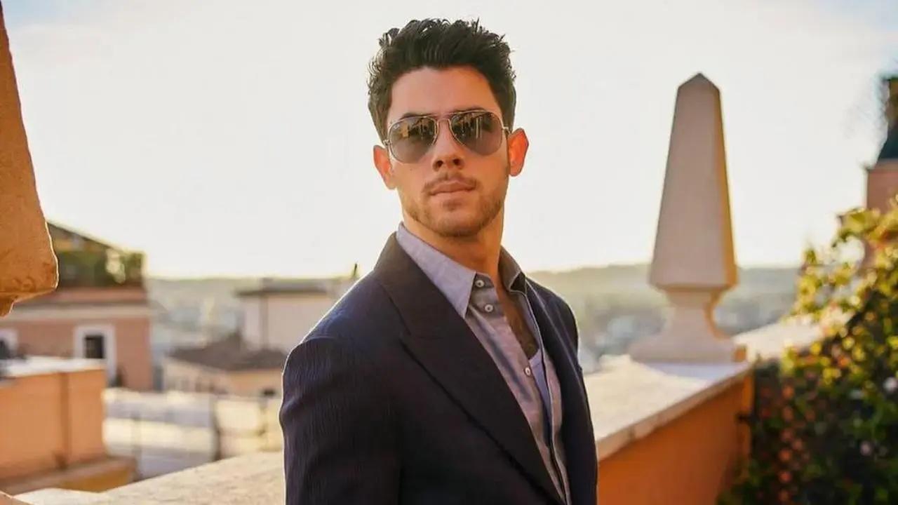 ¡Qué susto! Nick Jonas sale corriendo del escenario durante un concierto