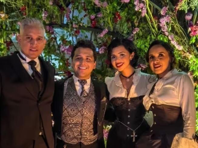 Christian Nodal reaparece con su esposa