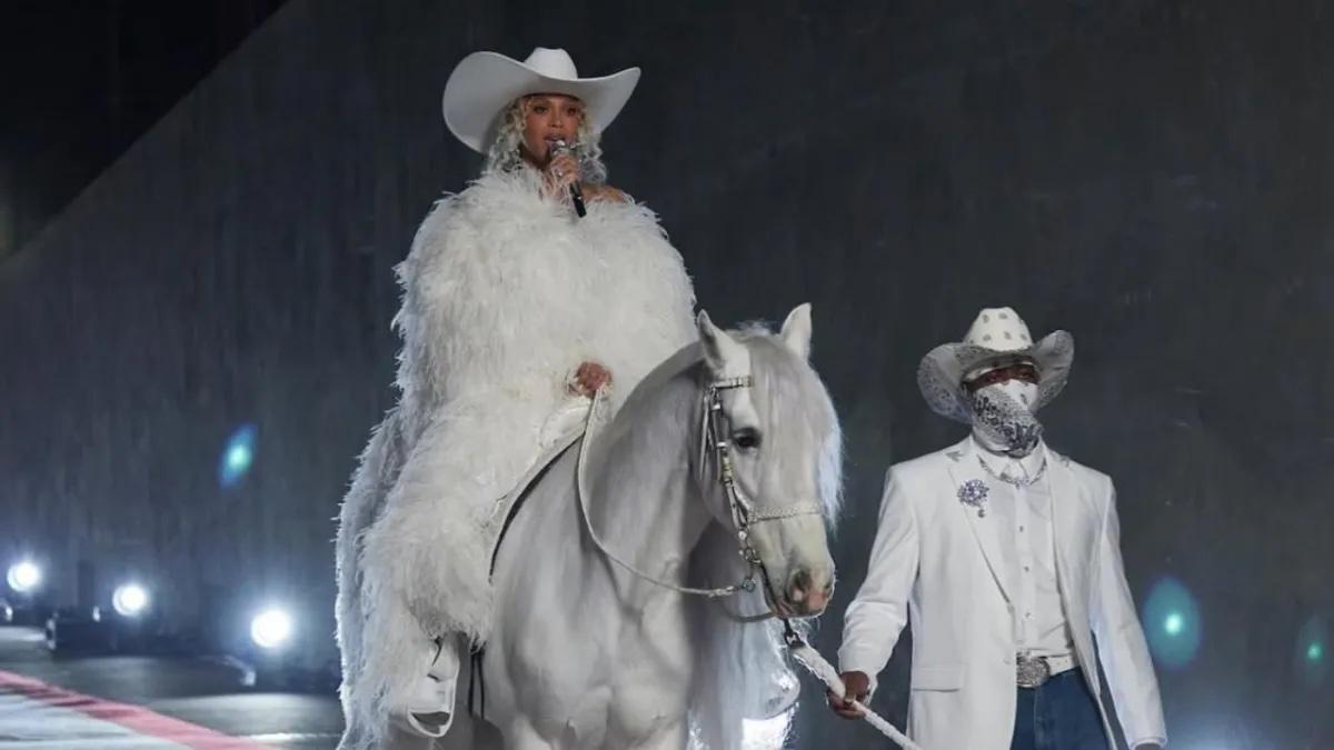 Beyoncé se presentó con gran éxito en el partido de Navidad de la  NFL 