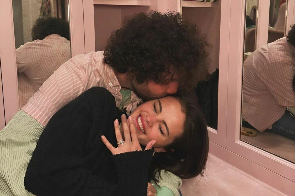 Selena Gómez anuncia su compromiso con Benny Blanco 