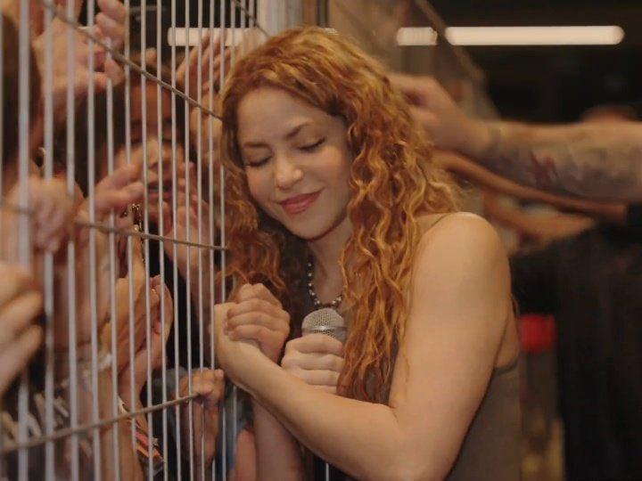 Shakira ofrece concierto afuera de su hotel en Chile