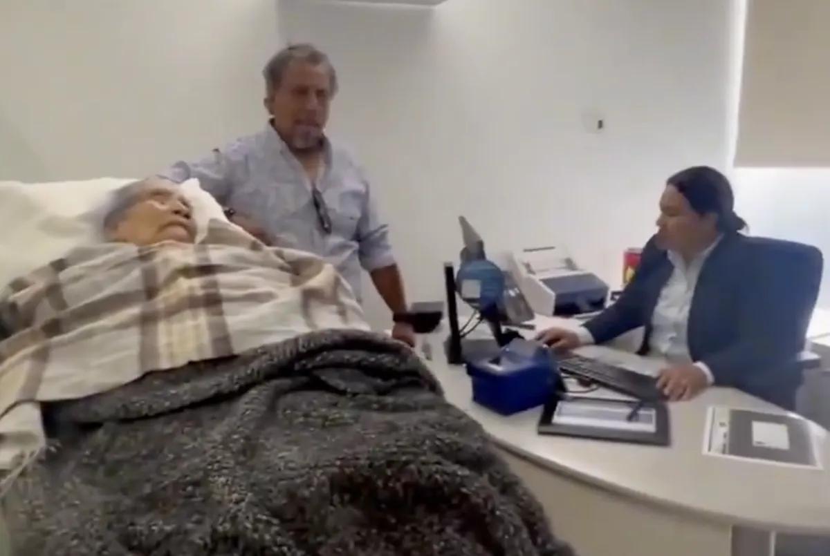 Viral: Abuelita de 96 años es llevada en camilla a una sucursal bancaria