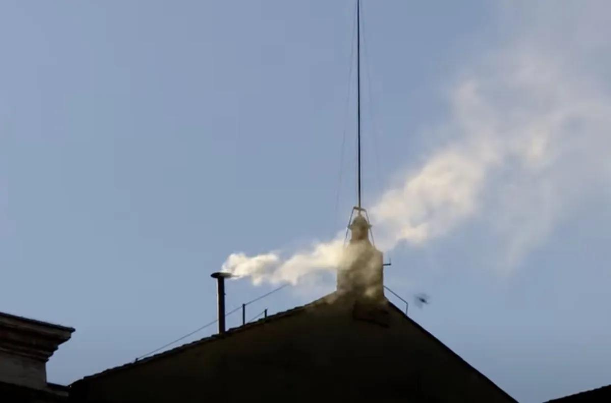 Humo Blanco en la Plaza de San Pedro