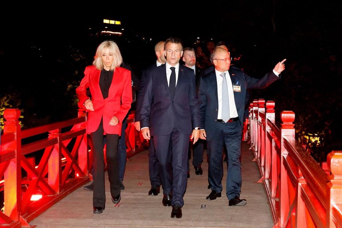 ¿Cachetada? Captan a Emmanuel Macron y su esposa en una situación extraña